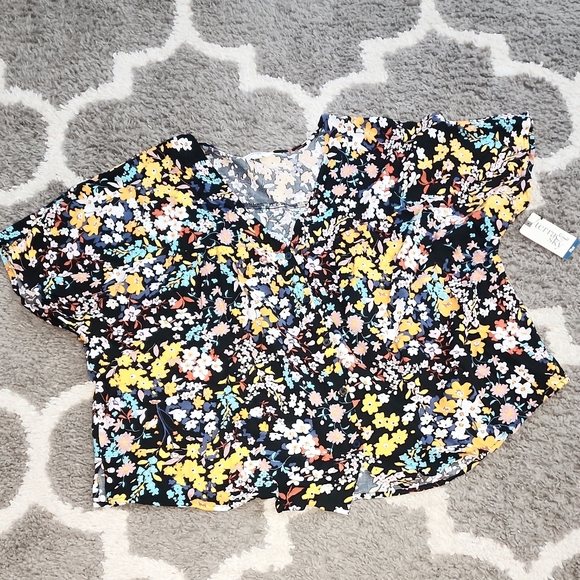 Terra & Sky Women's Plus Size Button Front Short Sleeve Shirt - Picture 2 of 6